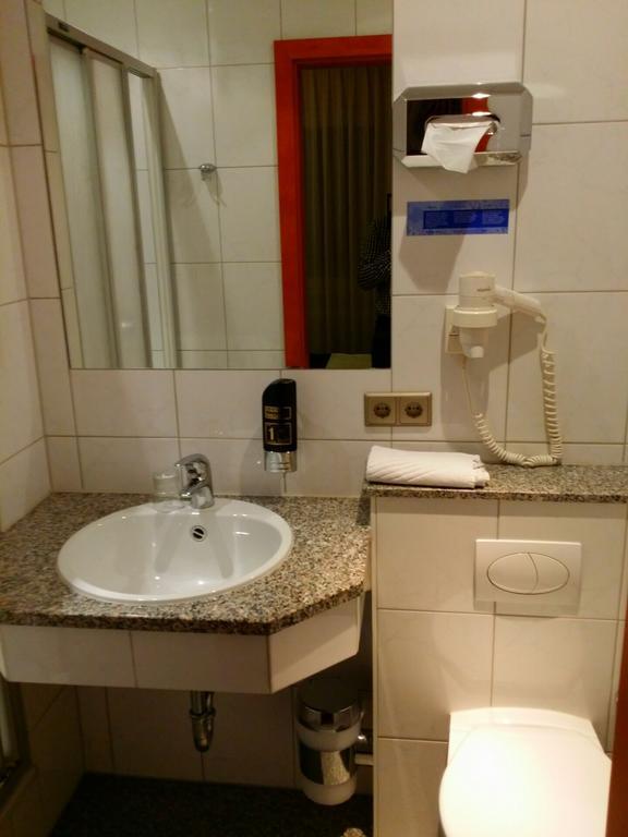 Abant Hotel Frankfurt Obertshausen Bagian luar foto